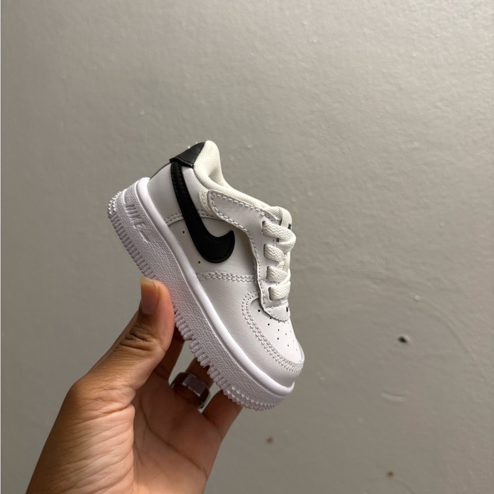 Nike infant White and Black Sneaker